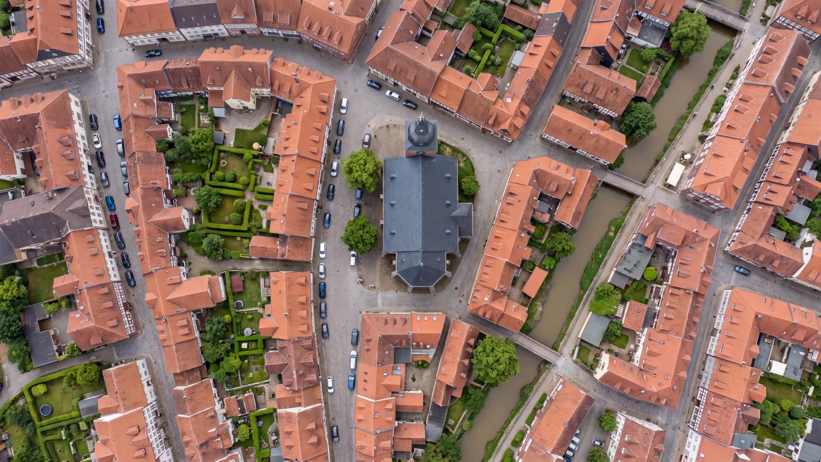 Illustration: hochaufgelöstes Luftbild einer Ortslage als Kartengrundlage