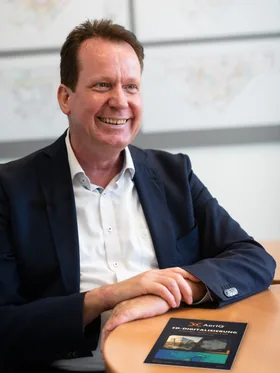 Martin Wimberger, Inhaber von AerIQ Aerial Intelligence e.K., im Besprechungsraum
