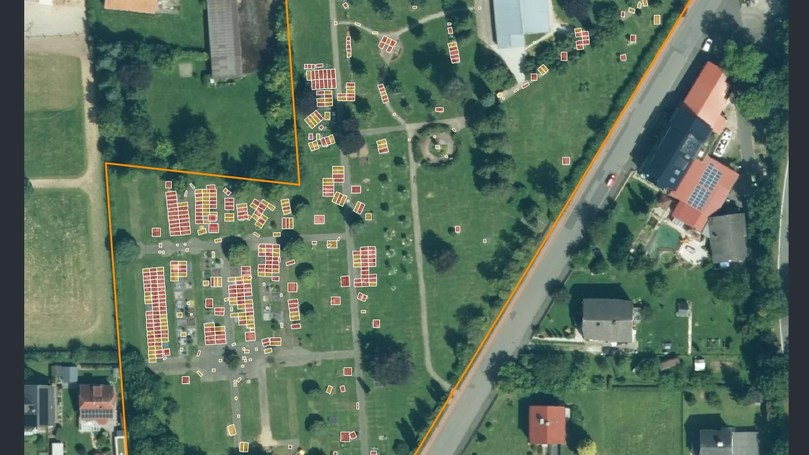 Digitaler Friedhofsplan eines kommunalen Friedhofs: amtliches Luftbild mit orangem Umring der Friedhofsfläche und farbig markierten Grabflächen