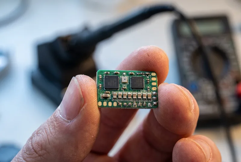 Flugcontroller-Platine einer Drohne mit IMU-Sensorik in Makroaufnahme &ndash; das Gehirn der Flugstabilisierung