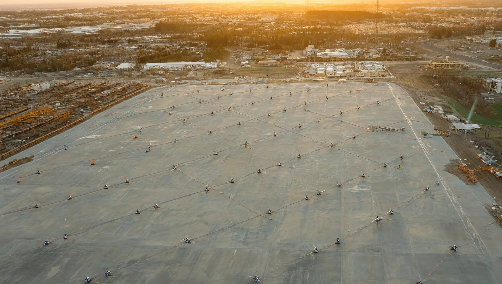 Drohne fliegt systematisches Rastermuster f&uuml;r Photogrammetrie-Aufnahmen &uuml;ber einer Baustelle