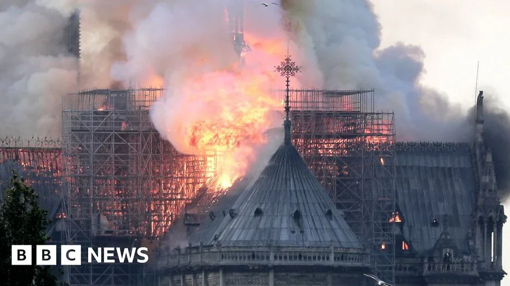 Notre-Dame de Paris während des verheerenden Brands am 15. April 2019