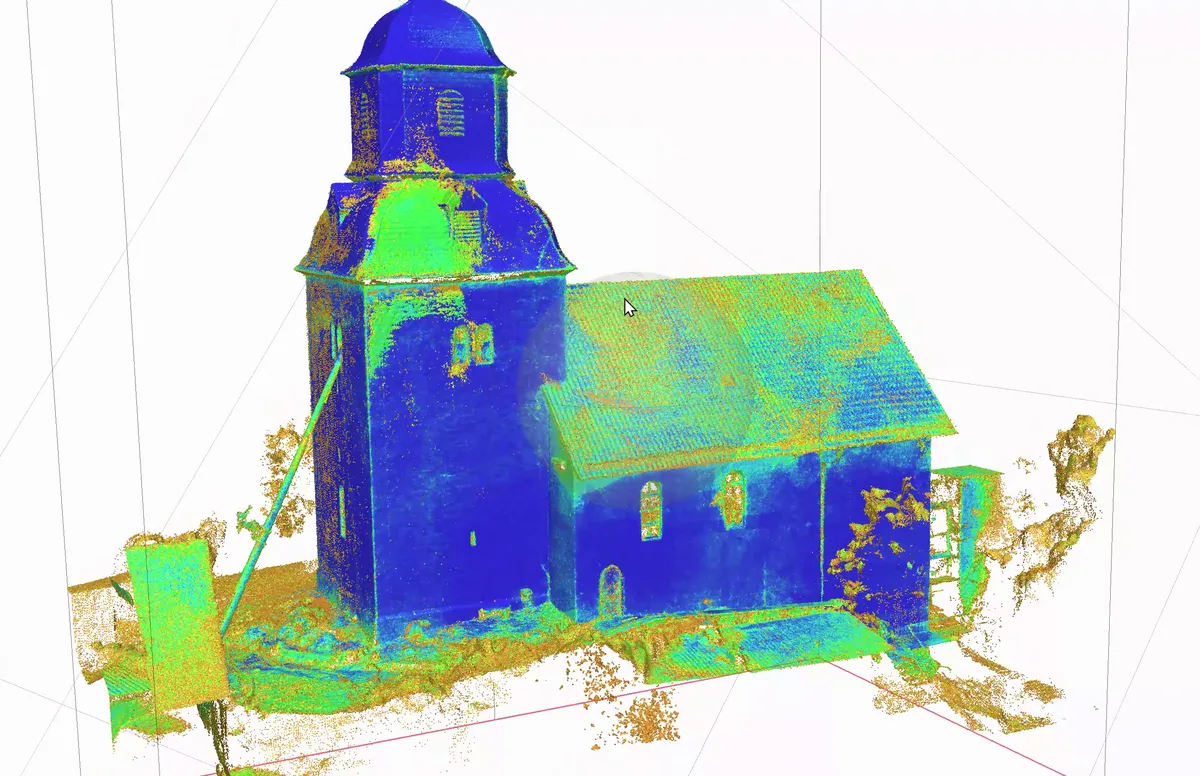 Punktwolke der Kirche nach Konfidenz eingefärbt: Turm und Wände blau, Bewuchs und Boden gelb und orange