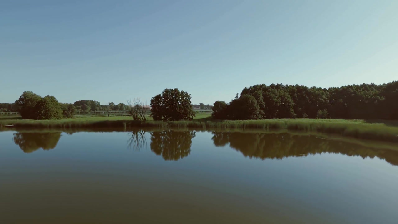 Luftaufnahme: See und Landschaft